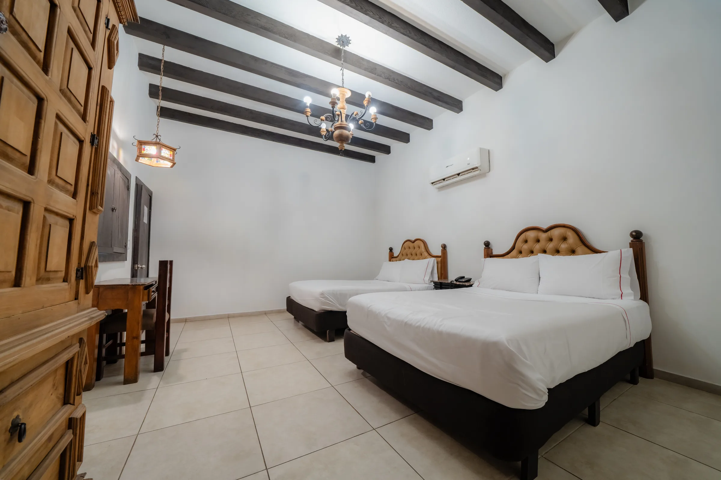 Vista amplia de la habitación con techos altos
