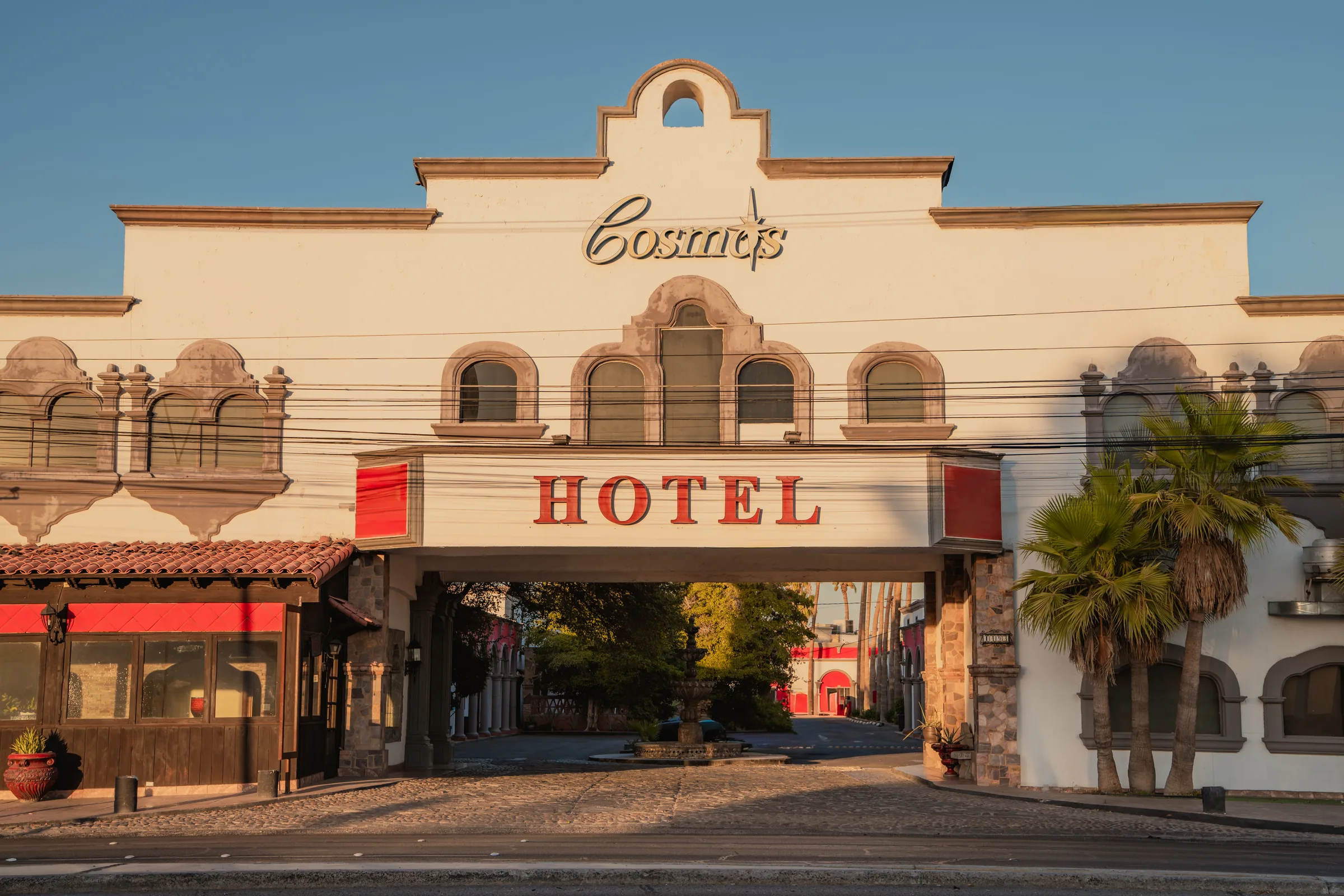 Fachada del Hotel Cosmos Don Carlos de día